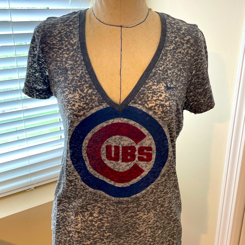 NIKE- V-neck CUBS T-shirt, Size L